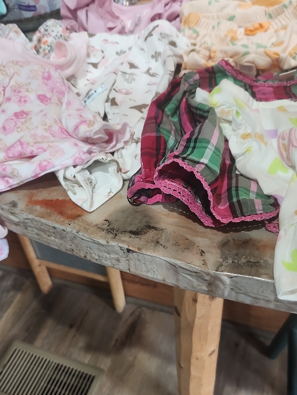 2 Onsies 9 Mo 2 Onsies 6-9 Mo 2 Outfits 6-9 Mo 1 Blouse 9 Mo 1 Top 9 Mo